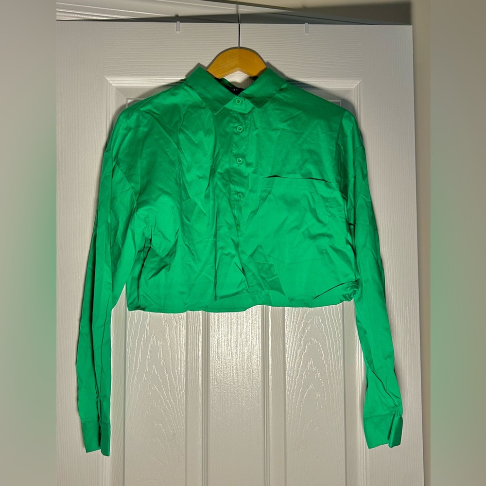 Cropped long sleeve green button up